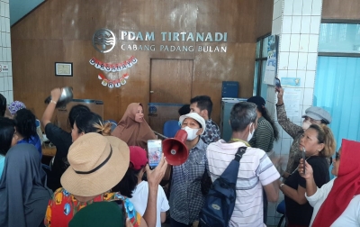 Layanan Buruk, Warga Simalingkar Geruduk PDAM Tirtanadi Padang Bulan