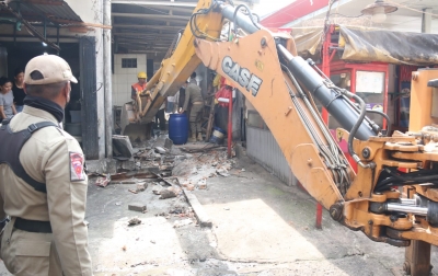 Menyalahi Aturan, Bangunan di Jalan Asia Dibongkar