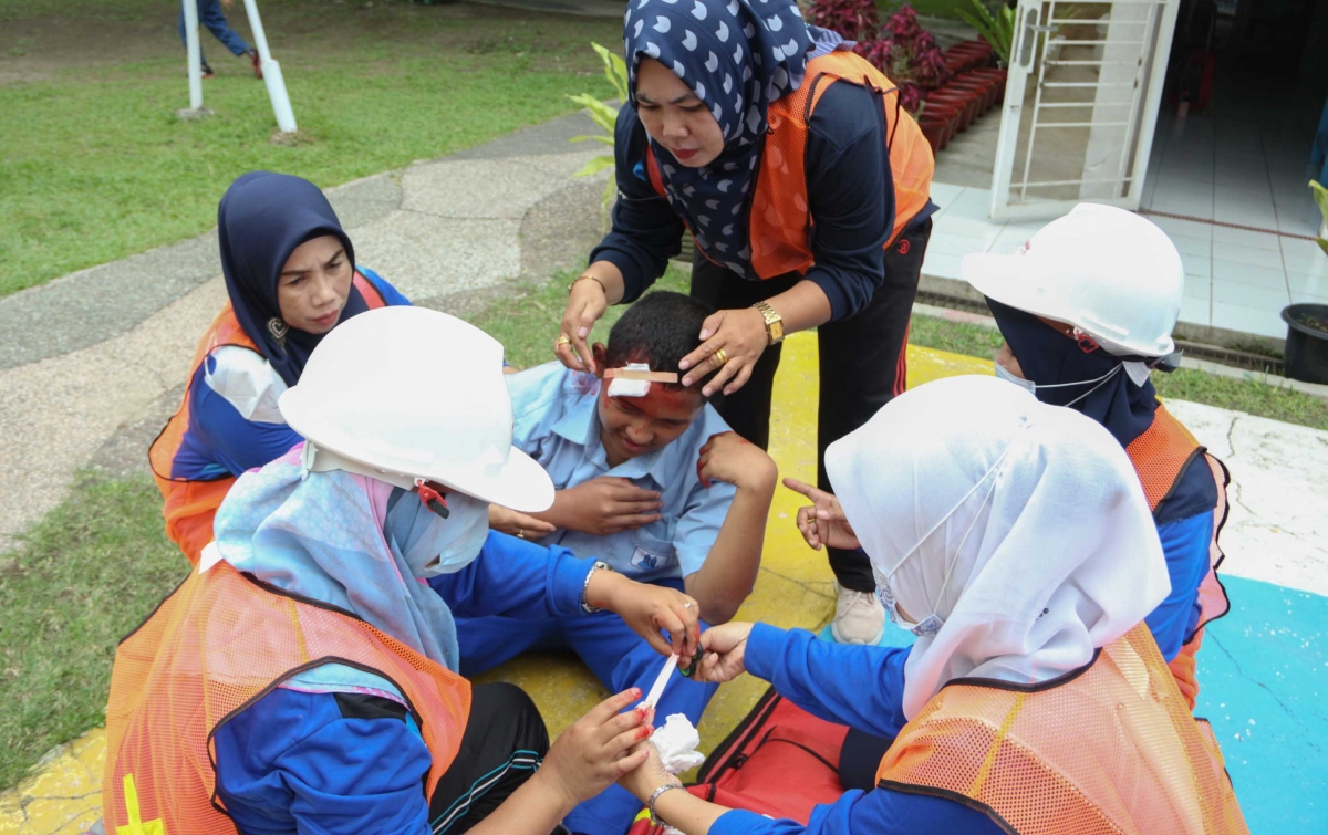 First Aid Indonesia Simulasi Penanganan Gempa dan Kebakaran di SLB YPAC