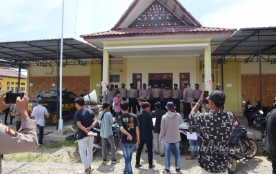 Massa SAMPAL dan GMMK Datangi Kantor Disdikbud Padanglawas