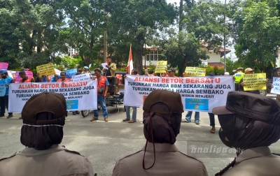 Penarik Becak Motor Minta Harga BBM Diturunkan