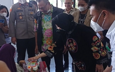Mensos Risma dan Anggota Komisi VIII DPR RI Serahkan Bantuan di Medan
