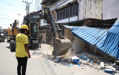 Satpol PP Kembali Bongkar 4 Bangunan di Atas Drainase Kecamatan Medan Tembung