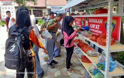 SMA Negeri 16 Gelar Sedekah Jumat