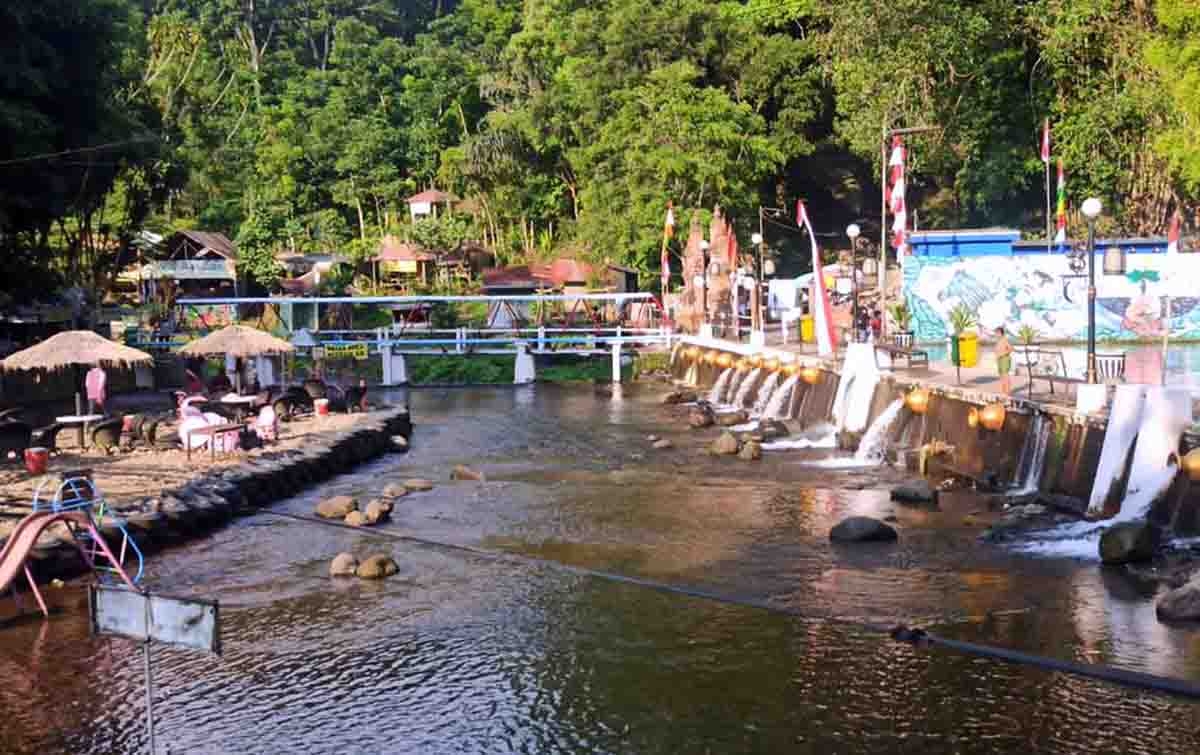 Peduli Lingkungan & UMKM, BRI Peduli Bersihkan Tepi Kali Senjoyo untuk Masyarakat