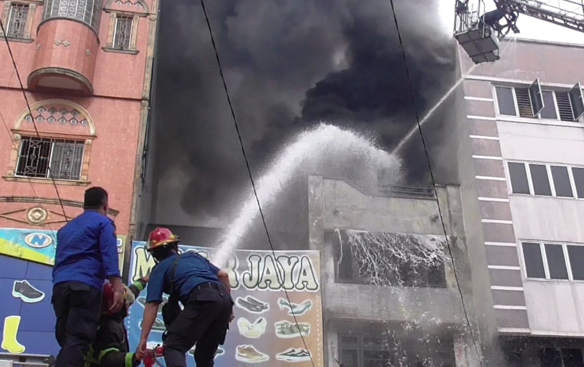 Toko Sepatu di Pasar Sambu Medan Terbakar, 2 Pekerja Berhasil Diselamatkan Petugas