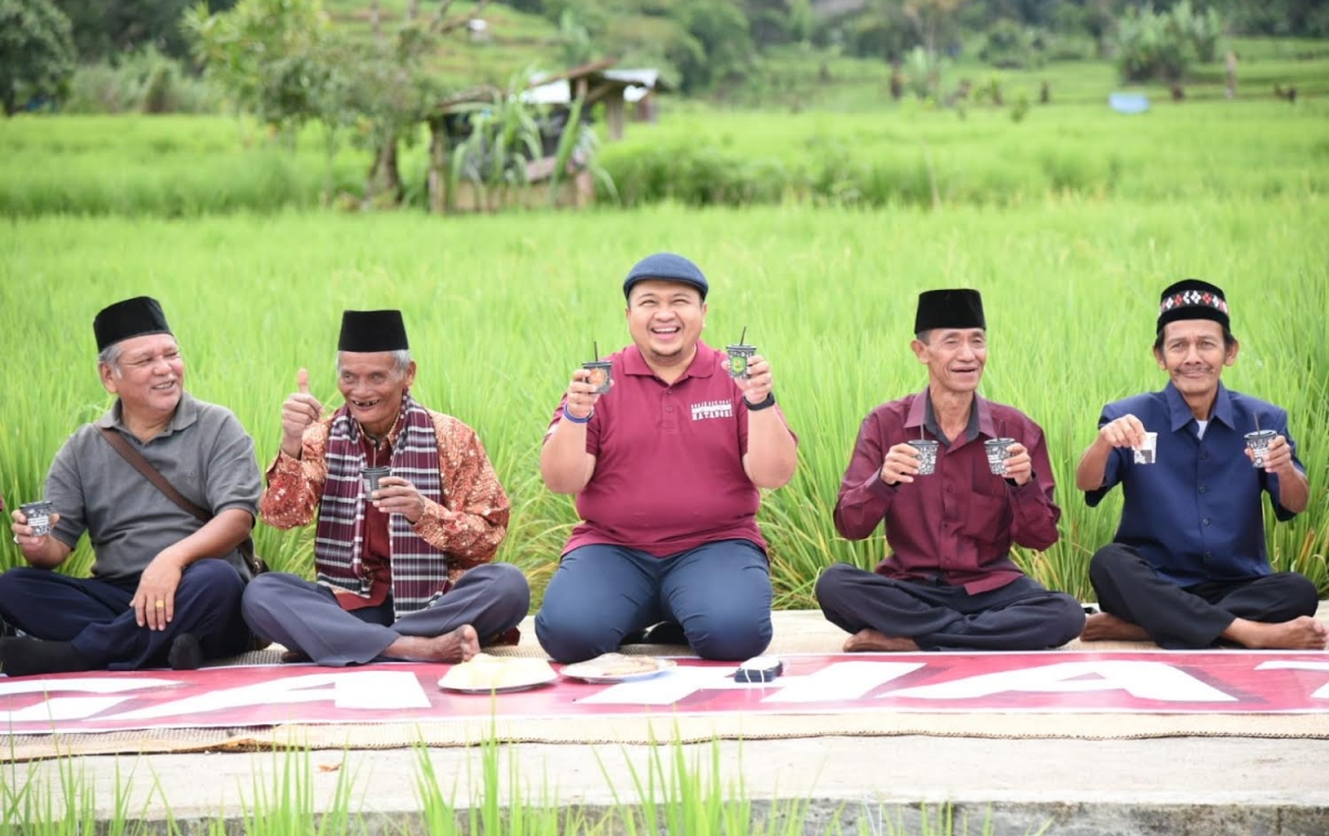 Dolly Pasaribu Ngopi Bareng Warga Hatabosi