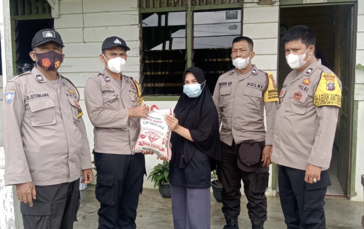Polsek Tanjungmorawa Salurkan Bansos untuk Masyarakat