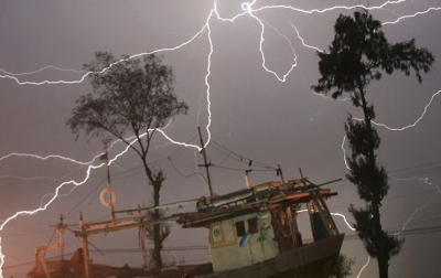 Hujan Lebat Disertai Petir Diperkirakan Guyur Sejumlah Kota Besar