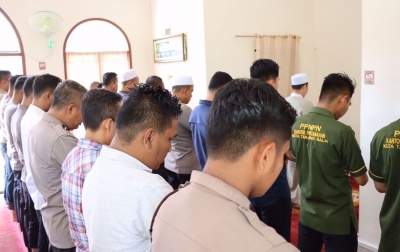 Personel Polres Tanjungbalai Salat Gaib untuk Korban Tragedi Stadion Kanjuruhan