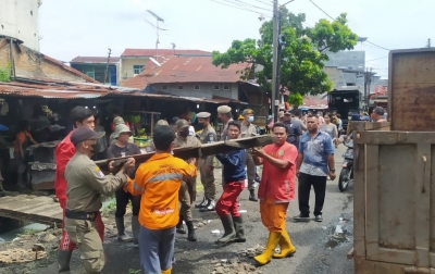 Melanggar Aturan, Satpol PP Tertibkan Lapak PKL di Pasar Meranti Petisah