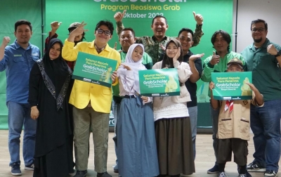 Puluhan Anak Mitra Berprestasi di Medan Raih Beasiswa Grab