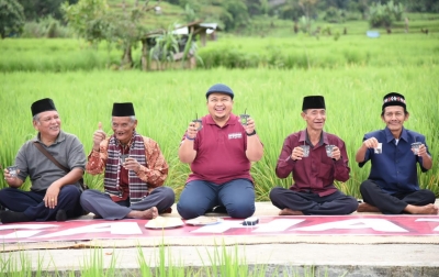 Dolly Pasaribu Ngopi Bareng Warga Hatabosi