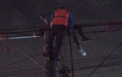 Geger, 1 Tewas Tersengat Listrik hingga Terbakar di Papan Reklame Jalan Sidorukun