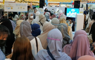 Ratusan Ibu-Ibu Rela Antre pada Peluncuran MAKUKU SAP Diapers Pro Care di Medan