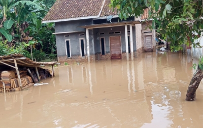 2 Remaja Hanyut Saat Banjir di Lampung