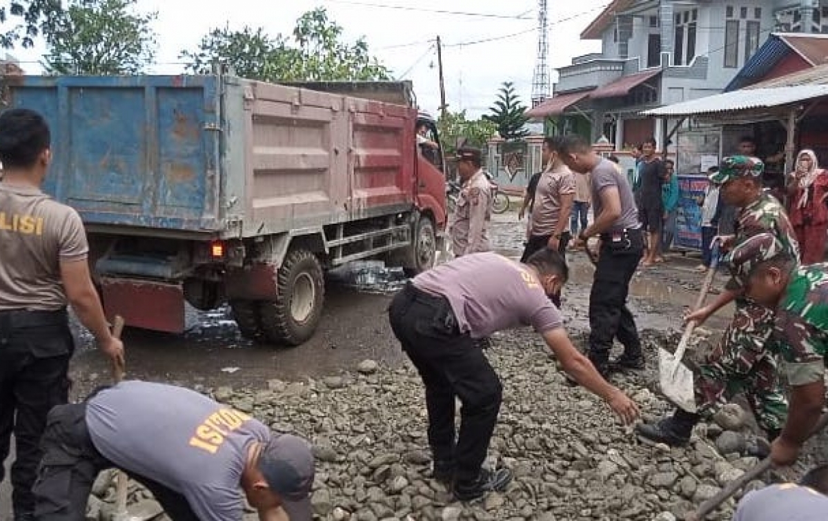 Personel Gabungan TNI-Polri Timbun Badan Jalan Rusak di Tanjungpura