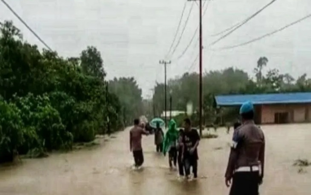 Intesitas Curah Hujan Tinggi, Jalan Lintas Tapteng Terendam