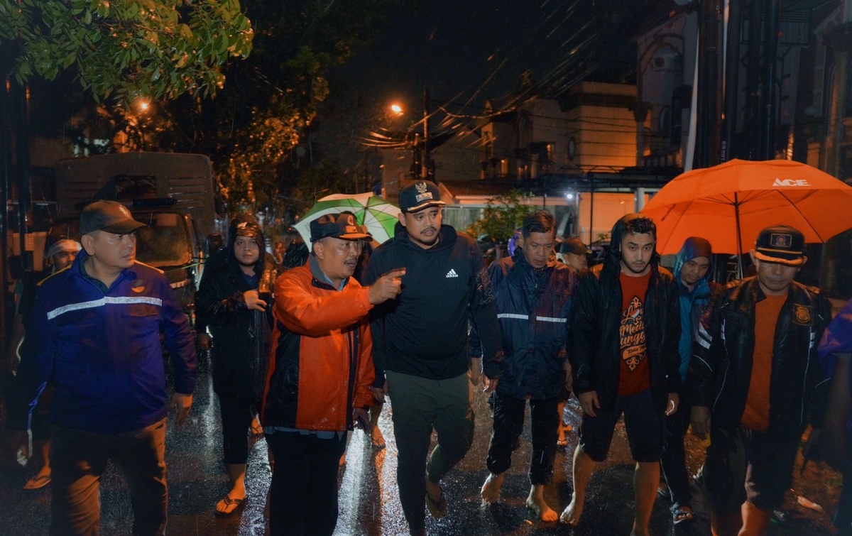 Bobby Nasution Tinjau Banjir di Jalan Perjuangan, Pastikan Warga Aman