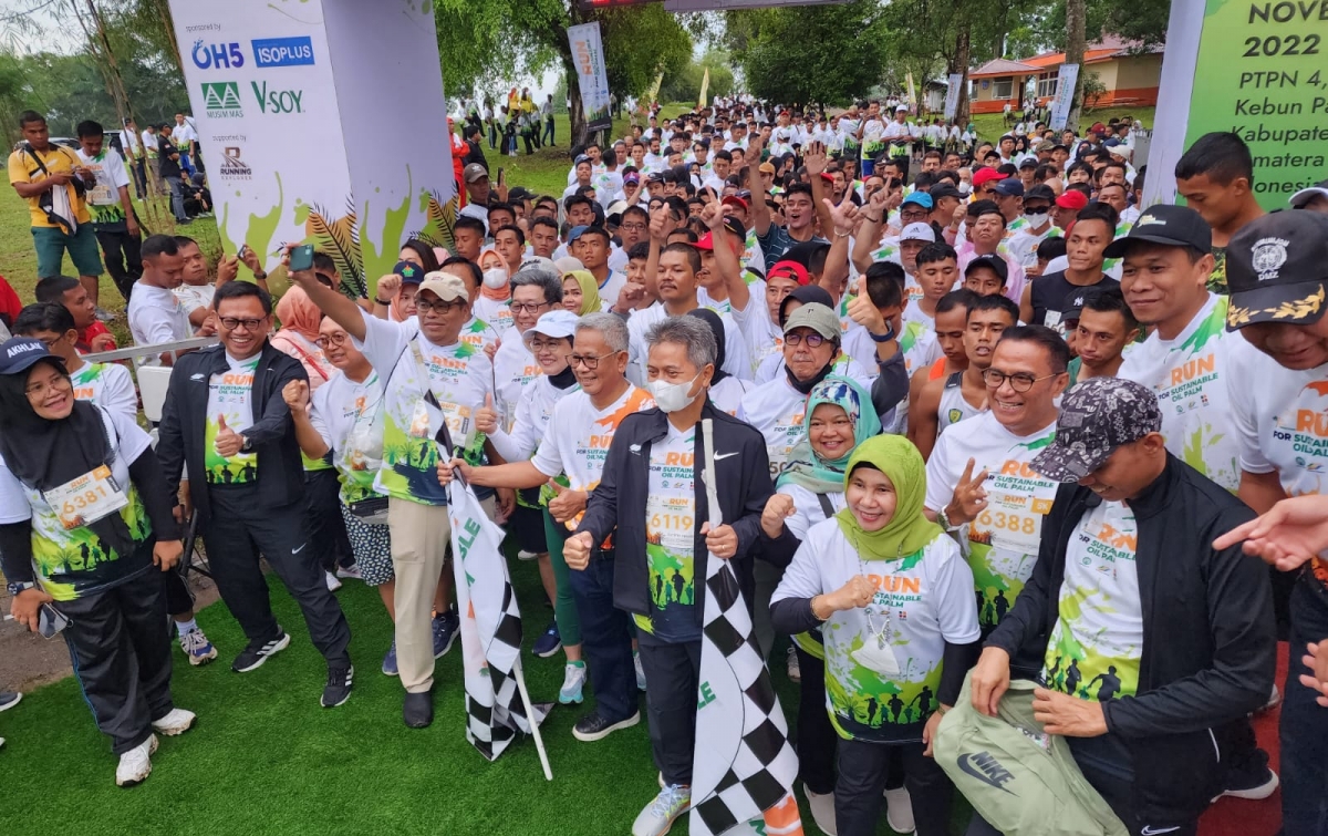 Keseruan Oil Palm Marathon ke-2, Para Pelari Berpacu di Trek Becek Berlumpur