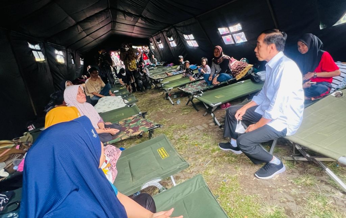 Jokowi Kunjungi Tenda Pengungsi Korban Gempa di Cianjur
