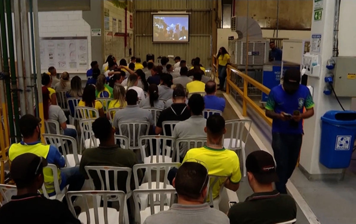 Operasional Pabrik Dihentikan Agar Karyawan Bisa Menonton Brasil