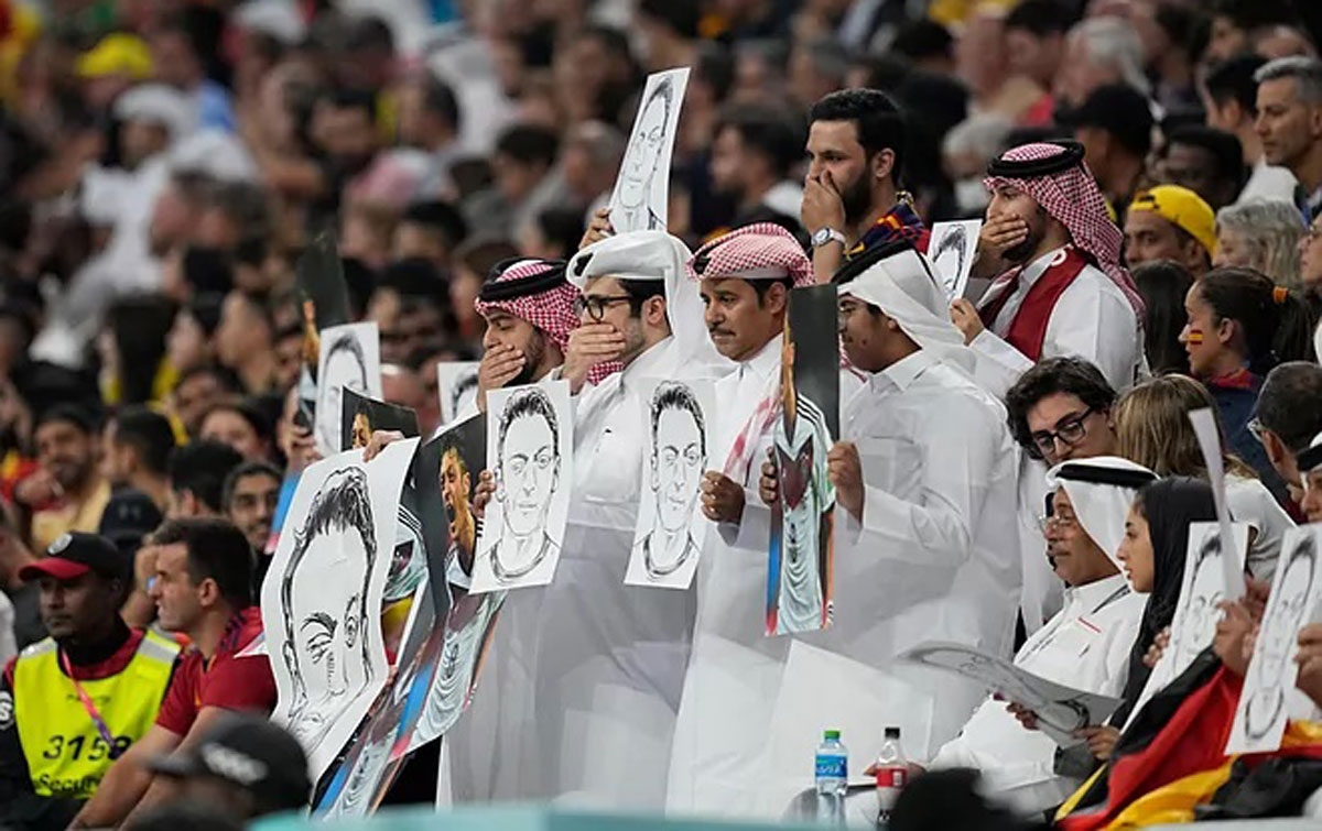 Balas Jerman, Fans Qatar Bawa Gambar Mesut Ozil dan Tutup Mulut