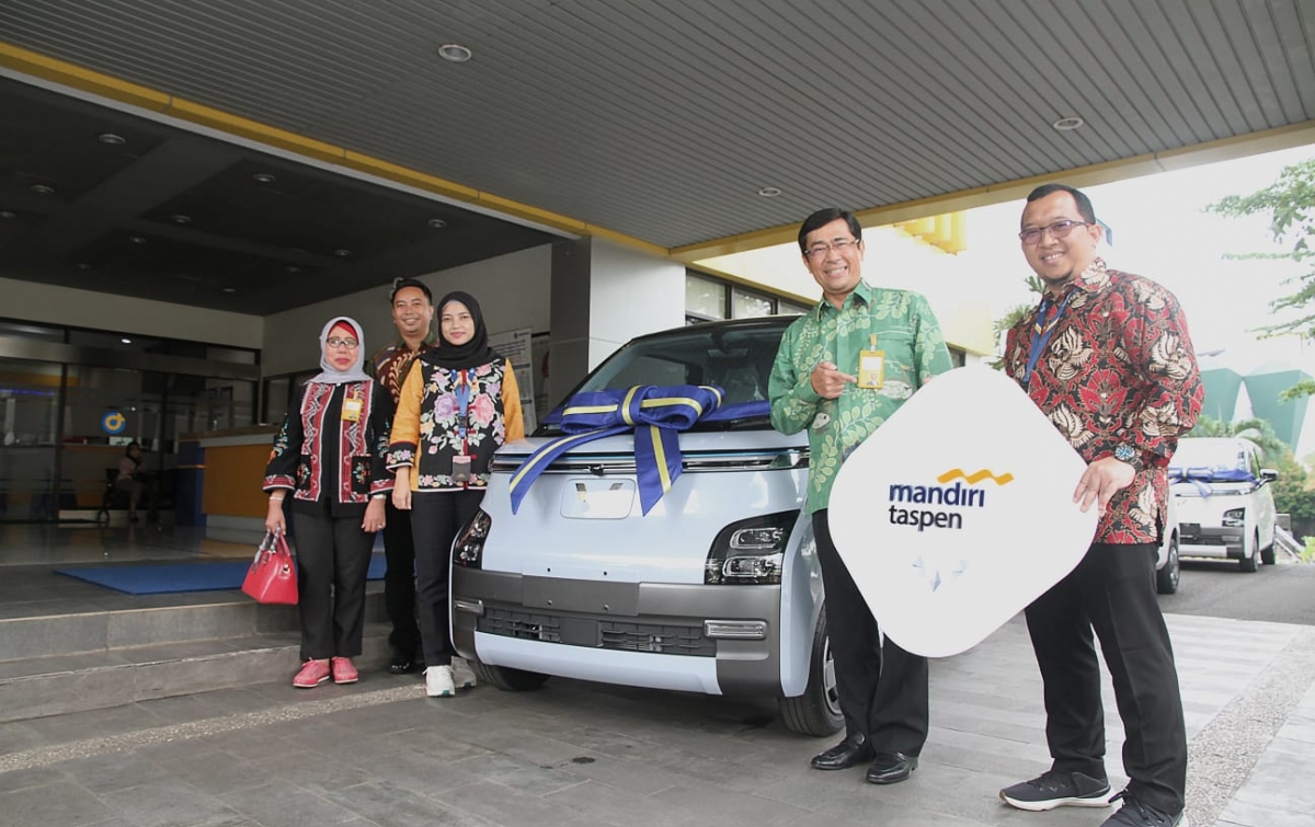 Pertebal DPK, Bank Mandiri Taspen Berikan Mobil Listrik