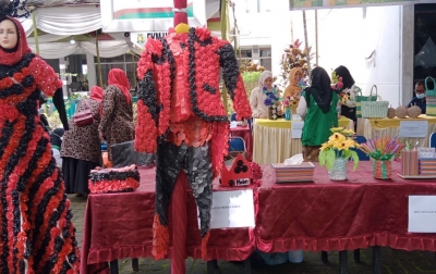 Sampah Jadi Berkah, Gaun dari Plastik Kelurahan Teladan Barat Ikuti Lomba di USU