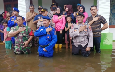 Kapolres Langkat Tinjau Lokasi Banjir dan Berikan Bansos di Desa Cempa