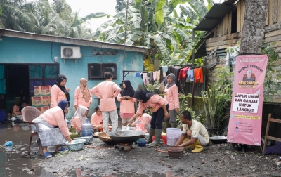 Hari ke-2 Dapur Umum, Mak Ganjar Bagikan Ratusan Paket Makanan untuk Korban Banjir Langkat