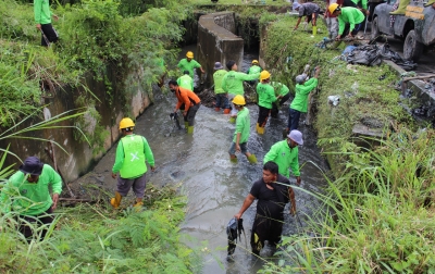 Kolaborasi Antarpihak Bersihkan Aliran Sungai Bederah di Tapal Batas
