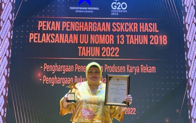 Perpusnas Berikan Penghargaan Kepada Dr. Meilita Tryana Sembiring