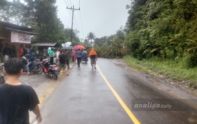 Akses Jalan lintas Sibolga Padangsidimpuan Lumpuh Total Akibat Longsor
