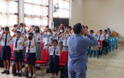 Inalum Sosialisasi Kesehatan Mata dan Bagikan Kacamata Gratis di 9 Sekolah