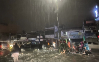 Medan Diguyur Hujan, Banjir Menggenangi Sejumlah Ruas Jalan