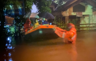 Banjir, BPBD Kota Medan Evakuasi 7 Warga Jalan Perjuangan