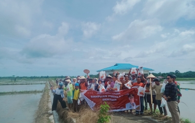 Relawan Orang Muda Ganjar Beri Bantuan Alat Pertanian ke Kelompok Tani Batubara