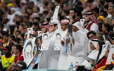 Balas Jerman, Fans Qatar Bawa Gambar Mesut Ozil dan Tutup Mulut