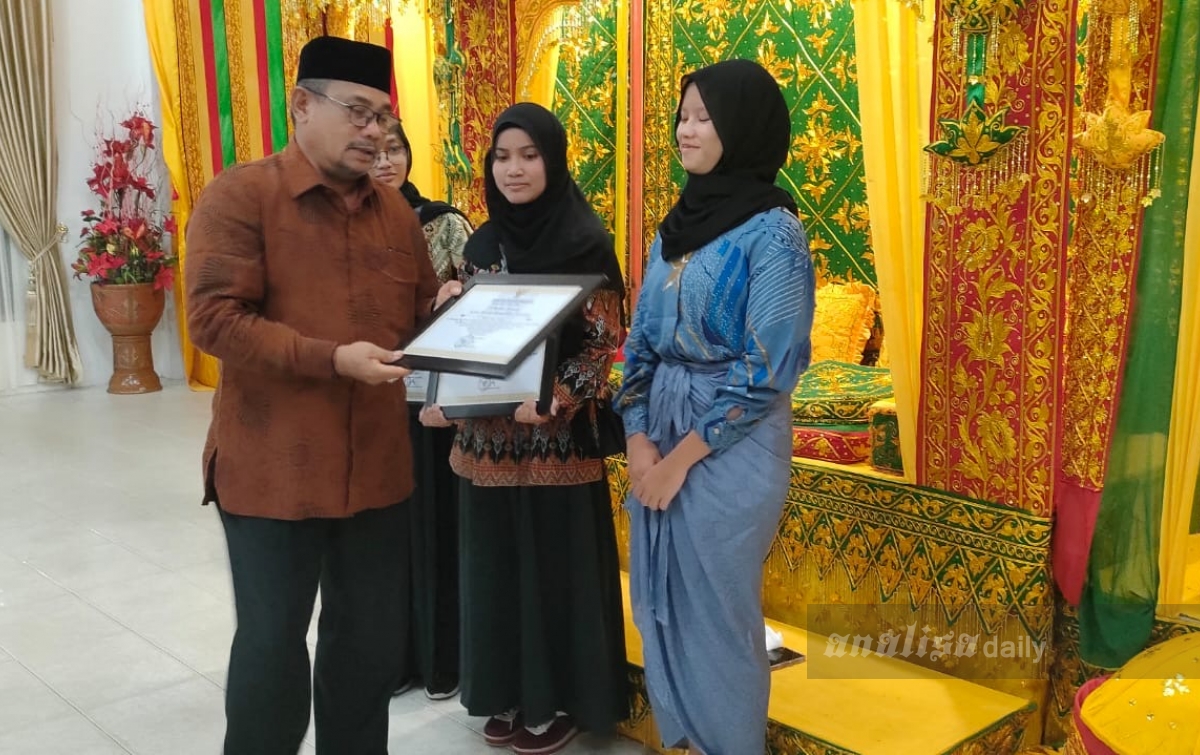Wali Kota Langsa Beri Penghargaan untuk Siswi SMK Negeri 2