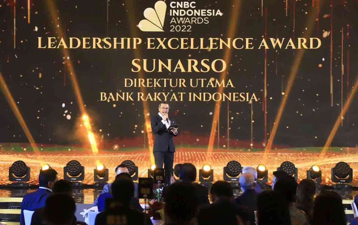 Punya Visi Kuat, Dirut BRI Sunarso Raih Penghargaan Leadership Excellence Award