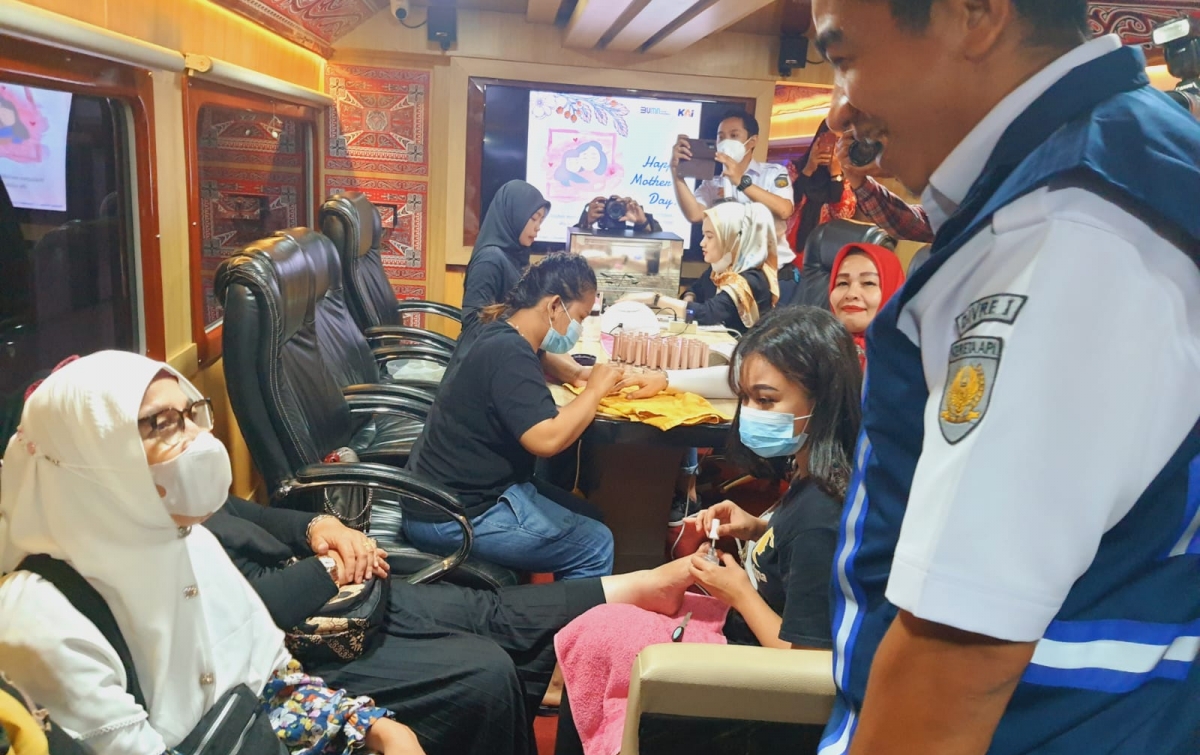 Hari Ibu, PT KAI Divre I Sumut Ajak Ibu-Ibu Me Time Treatment Salon di Kereta Api