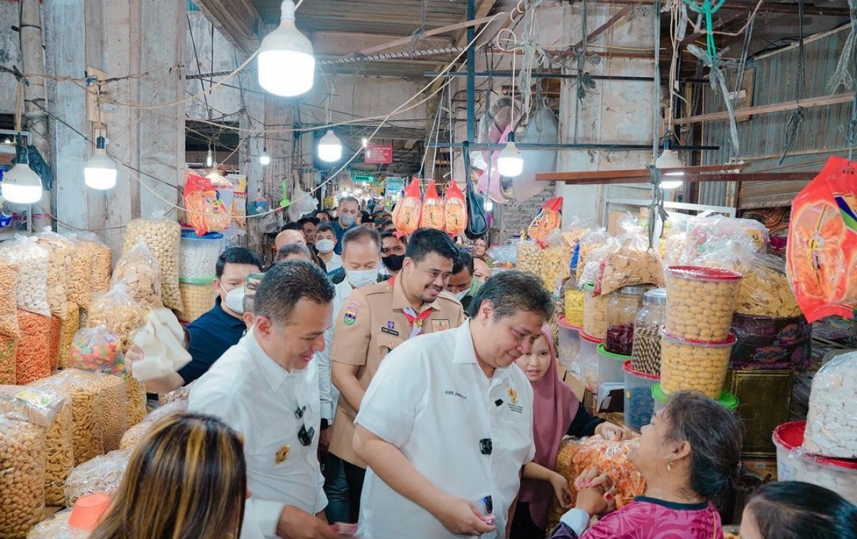 Airlangga Tinjau Pusat Pasar Medan Jelang Nataru, Harga Stabil Dan Stok ...