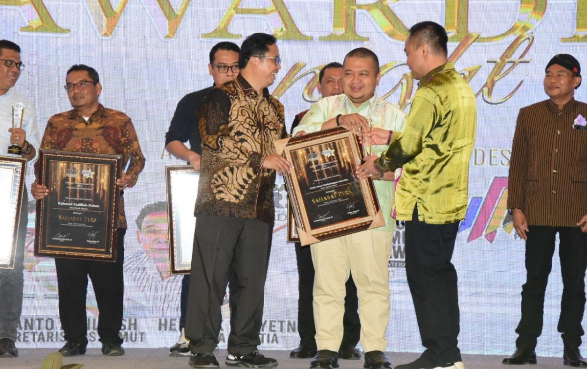 Dolly Pasaribu Terima Penghargaan Anugerah Pers