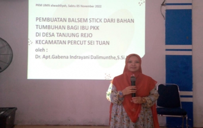Dosen UMN Alwashliyah Latih Masyarakat Tanjung Rejo Buat Balsam Stik dari Tanaman
