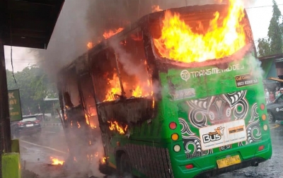 Diduga Korsleting Listrik, Trans Metro Deli Terbakar di Jalan Jamin Ginting Medan