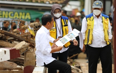 Jokowi Serahkan Dana Stimulan Bagi Warga Terdampak Gempa Cianjur