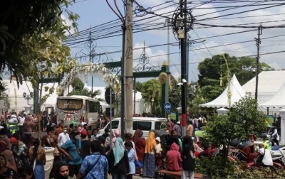 Ribuan Tamu Undangan Menghadiri Pernikahan Kaesang-Erina di Mangkunegaran
