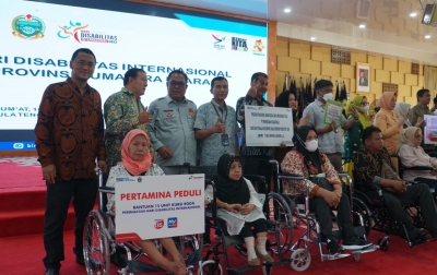 Hari Disabilitas Internasional, Pertamina Patra Niaga Sumbagut Serahkan Bantuan Kursi Roda