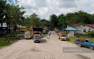 Portal di Pasang di Simpang Baragas Tuai Kecaman